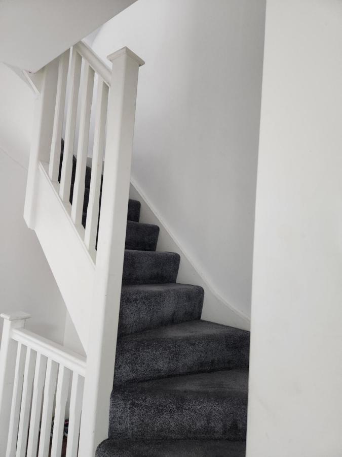 12 Minutes To Central London Kings Cross, 6 Minutes Walks To The Train Station - Free Parking 3 Bed 2 Bath Fully Refurbished Flat No Party Or Gathering Allowed エクステリア 写真