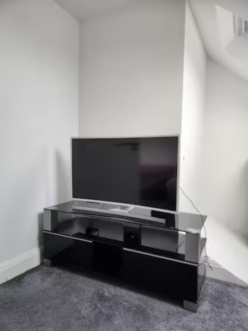12 Minutes To Central London Kings Cross, 6 Minutes Walks To The Train Station - Free Parking 3 Bed 2 Bath Fully Refurbished Flat No Party Or Gathering Allowed エクステリア 写真